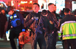 Fusillade à l’université Brown : un suspect détenu après la mort de deux étudiants Fusillade à l’université Brown : un suspect détenu après la mort de deux étudiants