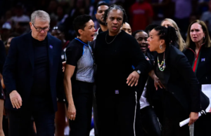 South Carolina renverse UConn : la victoire éclipsée par la colère de Geno Auriemma South Carolina renverse UConn : la victoire éclipsée par la colère de Geno Auriemma